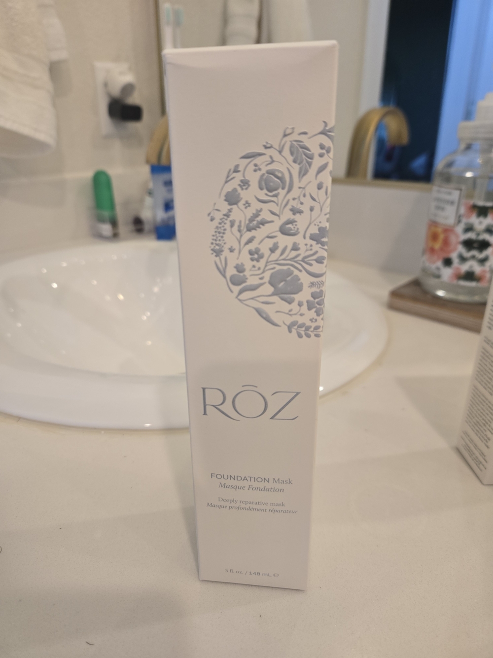 RŌZ Foundation Mask - White & Light Blue Packaging